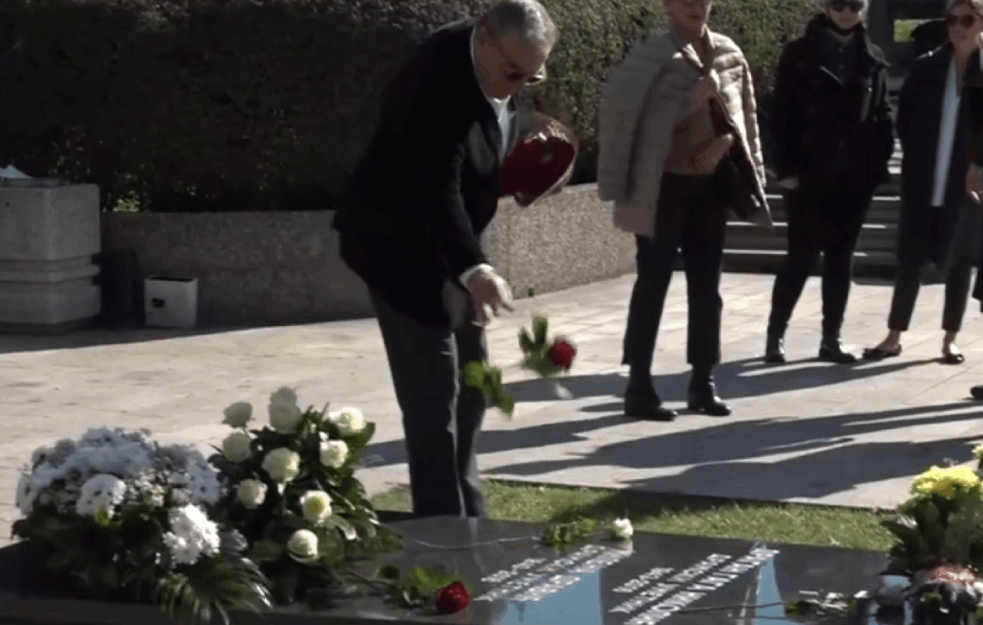 SEĆANJE NA MILENU DRAVIĆ, DVE GODINE BEZ DIVE: Na pomen velikoj glumici cveće položili Goran Marković, Anica Dobra, <span style='color:red;'><b>Petar Benčina</b></span>…(FOTO)